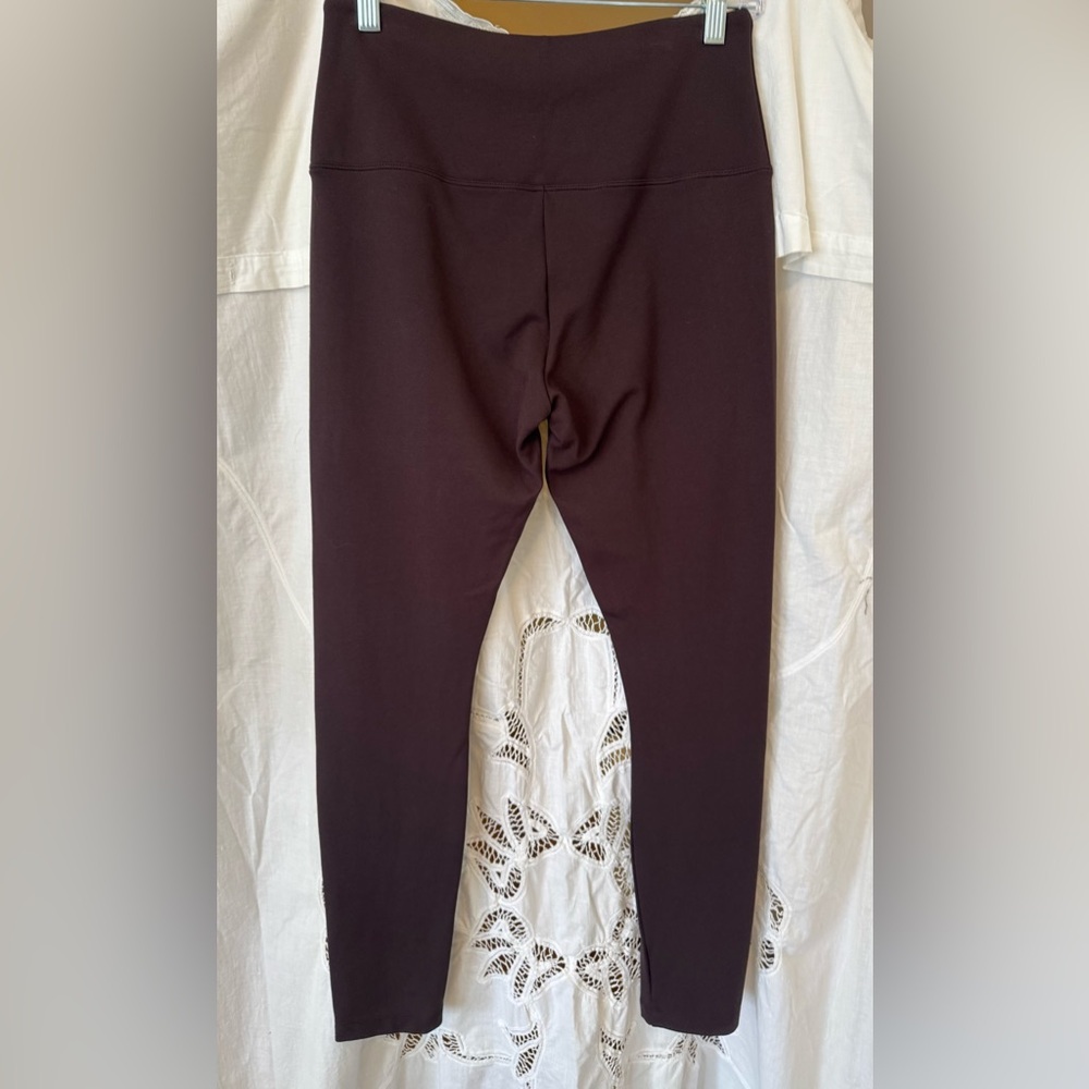 Lyssé Leggings. Maroon. Size M.